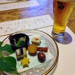 310150999 - 前菜(蔓紫と白木耳のお浸し、焼茄子豆腐、丸十レモンライム煮、寄せ玉蜀黍、蓮根カリント煮、半熟鶉玉子のワイン漬)、生ビール(一番搾り)