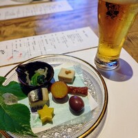 日本料理 波勢 - 前菜(蔓紫と白木耳のお浸し、焼茄子豆腐、丸十レモンライム煮、寄せ玉蜀黍、蓮根カリント煮、半熟鶉玉子のワイン漬)、生ビール(一番搾り)