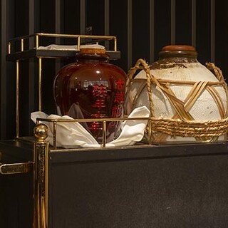 目の前で注ぐサービスも◎紹興酒で甕出しと瓶出しの老酒をご堪能