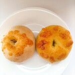 DEGUDO - 左から粒マスタードソーセージ、カレーベーコン