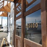 DEGUDO - 奥の白い扉が入口です