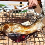 湯回廊 菊屋 - 炭火で追い焼き中の鮎