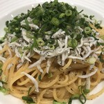 オリーブの丘 - ネギとしらすのジンジャーカルボ