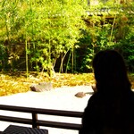 湯回廊 菊屋 - 部屋のテラスで黄昏れる妻