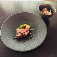 高宮庭園茶寮 - 和牛ミスジ　黒胡麻味噌
                    お赤飯