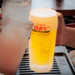 百えん屋はなれ - ドリンク写真:冷え冷えビールジョッキでご提供