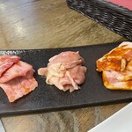 USHIHACHI - 和牛カルビ、鶏もも、豚バラ肉