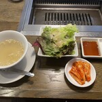 USHIHACHI - スープとサラダとキムチ