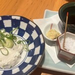 旬彩酒庵 おねぎや 新宿店 - 名物 手作り葱豆腐、薬味:沖縄の塩、生姜、出汁つゆ