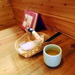 そば処　みかど - おはしとおしぼりがかごに入って出てきます。