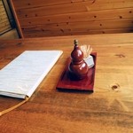 そば処　みかど - テーブル風景。