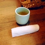 そば処　みかど - お茶（そば茶）とおしぼり。