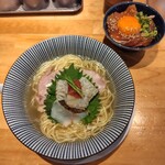 麺家 たけ田 - 熟成伊佐木と鱧の炙り潮蕎麦とハマチと鯵のユッケ丼