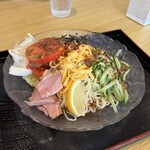 Atterimen Koji - マヨネーズとカラシと紅生姜が別添え。東京の人にマヨネーズ差し出すと怒る。冷やし中華マヨネーズは名古屋の文化みたいですね。ここの冷やし中華うまいよ！！