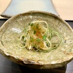 銀座いち分 - 貝と薬味のポン酢ジュレ和え（確かほっき貝）