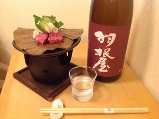 Koshitsu Izakaya Nomuzou - 氷見牛と日本酒セット 氷見牛ほう葉焼き、羽根屋のセットで1200円