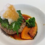 Tateshina Gyuu Ittou Tateshina Ko Ten - Close-up of the Hamburg Steak. The center is rare and creamy. If you prefer well-done, it's best to request it cooked longer.