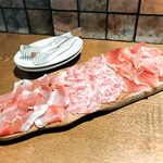 ヴィネリア・タユート - 生ハムサラミ盛合せ