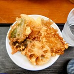 玉屋 - 5種類の天ぷらを一旦、蓋の上に避難させる。