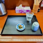玉屋 - 着席後すぐのセッティング。夏は"お水"も提供してくれます。