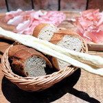 ヴィネリア・タユート - 自家製パン3種盛り