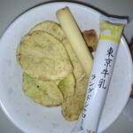 セブンイレブン - いざオンラインショップを閲覧していても、あれコレ考え過ぎて、時間ばかりが過ぎましてなァ。少々お高くても、頑丈で安定した機種にしようかそれとも…と。　集中が　途切れて甘味注入す　牛乳味のラングドシャ食み