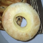 セブンイレブン - モバイルバッテリーを見付け、セール価格でしたのでポチっとしましたら、実際に着いた巨大さにビビリんチョ。私のスマホの、ほぼ二倍の厚みと、重さでした。紹介ページの画像には、キチンと正確な寸法と重量が、明記