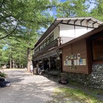 小梨平食堂 - 宿泊受付・お風呂などある建物。この反対側が食堂+売店です（2025年7月）