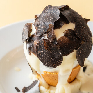 ふわふわ食感が自慢の「タマゴのスフレトリュフがけ」がおすすめ