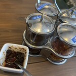 Bai toong - 自家製ラー油と定番調味料