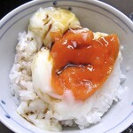 神乃湯ホテル - 夕食（土鍋炊きご飯）（双子の温泉卵をのせて）