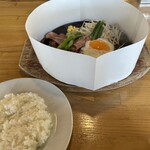 肉のふじ屋 - 配膳時はグリルカバーがしてあります