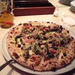 RIGOLETTO KITCHEN - ジェノバ風ボスカイオーラのピザ