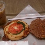 ブランジェ浅野屋 - トマトバジルチーズのパンと焼きチーズカレーとアイスカフェラテ