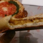 ブランジェ浅野屋 - 焼きチーズカレーパンの断面