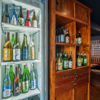 古くから島民に親しまれた「八丈島焼酎」を郷土料理と嗜む
