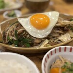 大納言 - 肉ニラの上には目玉焼き