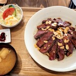 かくいにいくか - ステーキ丼全景、味噌汁も(ﾟдﾟ)ﾒﾁｬｳﾏｰ
