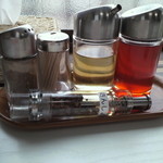 めだかタンタン - 2階席の調味料です。このあとでデスソースがないことに気づきました。