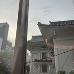 文明堂 カフェ - 店内から隣の歌舞伎座を見る