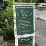 Flowers for Lena - 店舗前の看板から