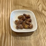 中国小麦粉料理専門店恵泉 - 春餅の提供に時間がかかるからと頂いたカシューナッツ