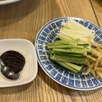 中国小麦粉料理専門店恵泉 - 春餅のお野菜・2皿ついてました