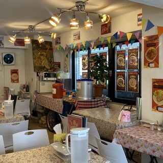 タイの屋台を思わせる店内◎一人でも女子会やファミリーにも最適