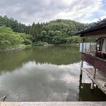 夫婦堤十割そば盛 - 農業用の溜池にはみ出して設置されたテラス席？