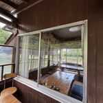 夫婦堤十割そば盛 - 座敷席も溜池にはみ出していた