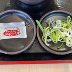 ゆで太郎 - 別皿のねぎ＆おろしにんにく