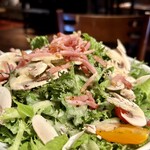 ブルーブックスカフェ - ベーコンとマッシュルームサラダ