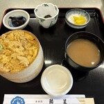 鱗晃 積丹本店 - うに丼の定食です