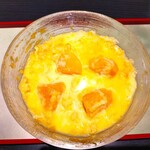 三日月氷菓店 - 食べていると、かき氷の中には、カットされたマンゴーとバニラアイスが入っていた～!! マンゴーの果肉は、オレンジ色していてとろけるように柔らかくって、濃厚な味わいでめちゃめちゃ美味しい～!!( ^o^)ﾉ 